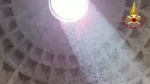 Roma, pioggia di petali rossi dall'occhio della cupola del Pantheon - Video