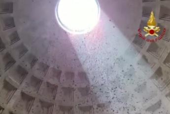 Roma, pioggia di petali rossi dall'occhio della cupola del Pantheon - Video