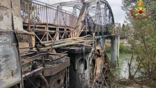 Roma, Ponte di ferro inagibile dopo l'incendio