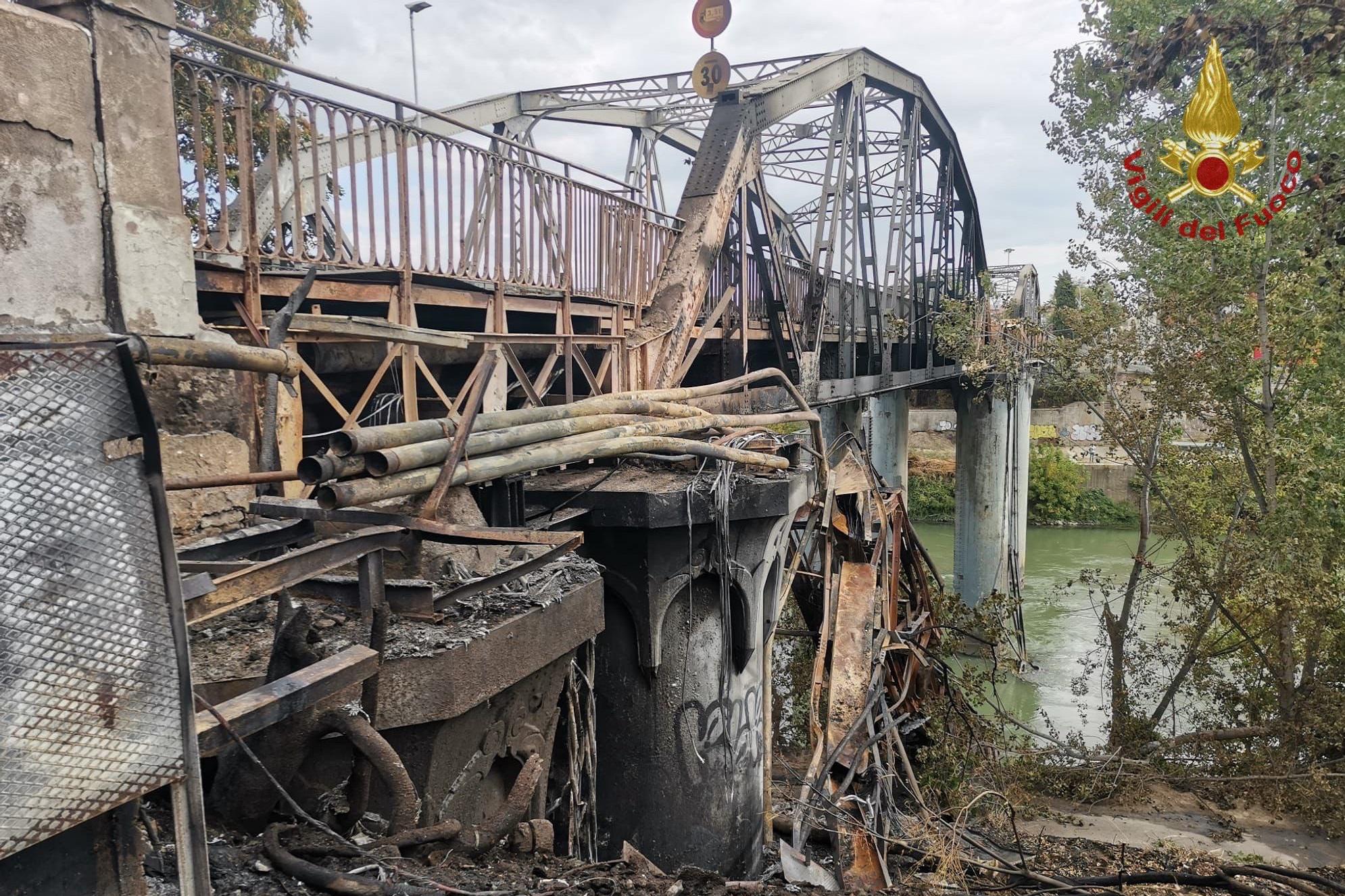 Roma, Ponte di ferro inagibile dopo l'incendio