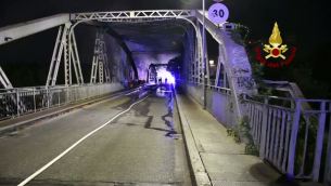Roma, 'Ponte di ferro': incendio nella notte - Video