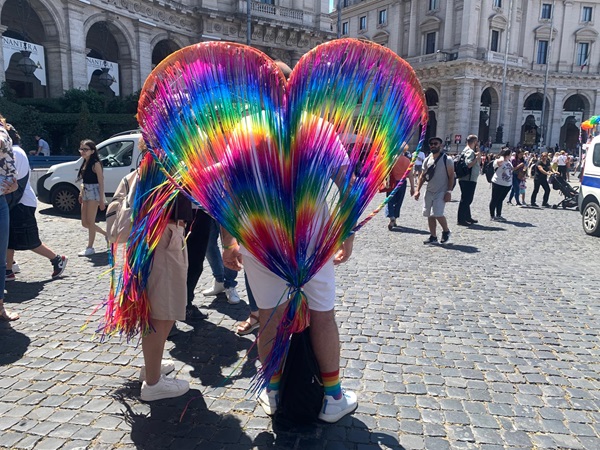 Roma Pride compie 30 anni, la festa arcobaleno nella Capitale - FOTO