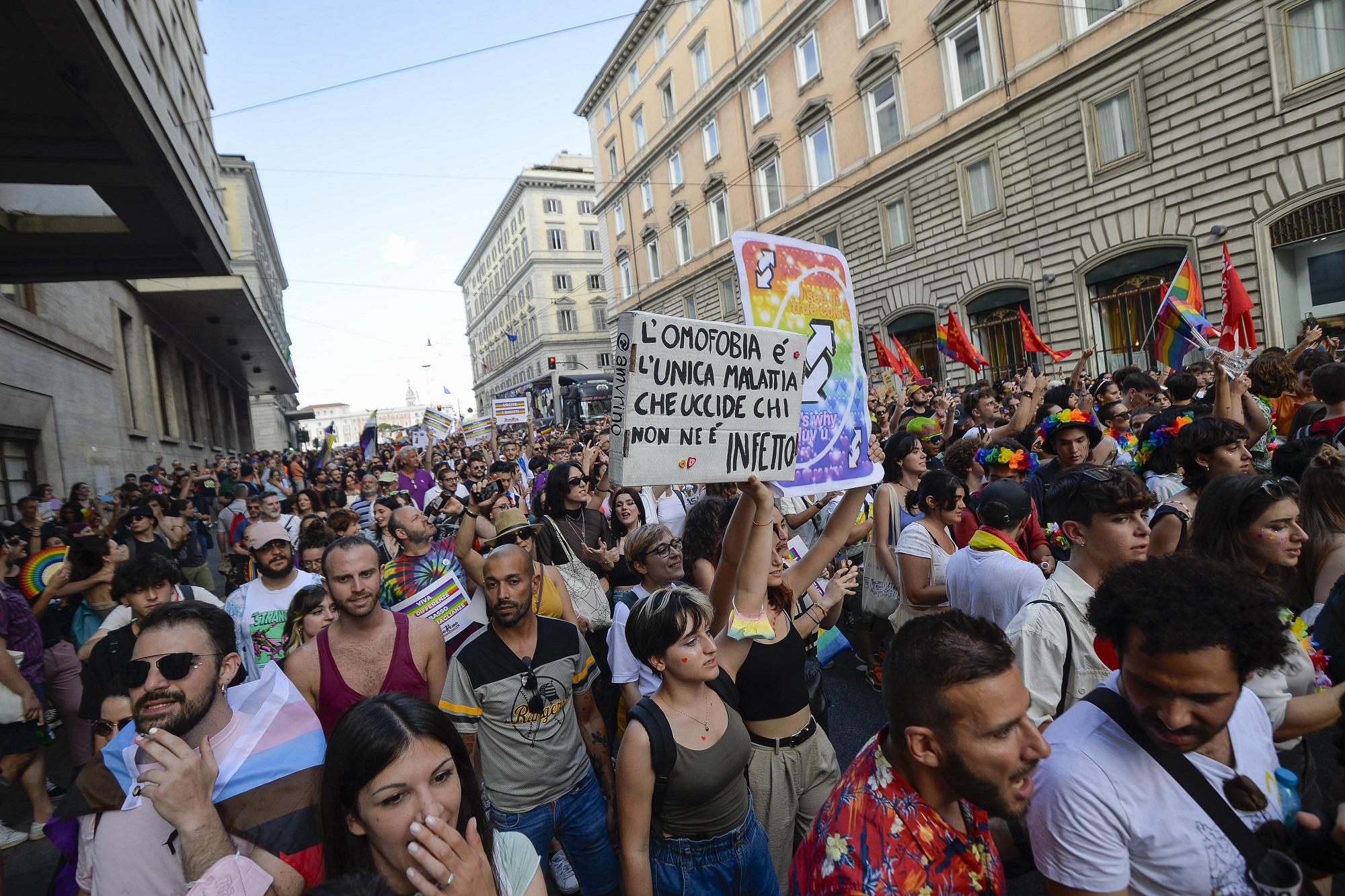 Roma Pride, Regione Lazio revoca patrocinio: scoppia la polemica