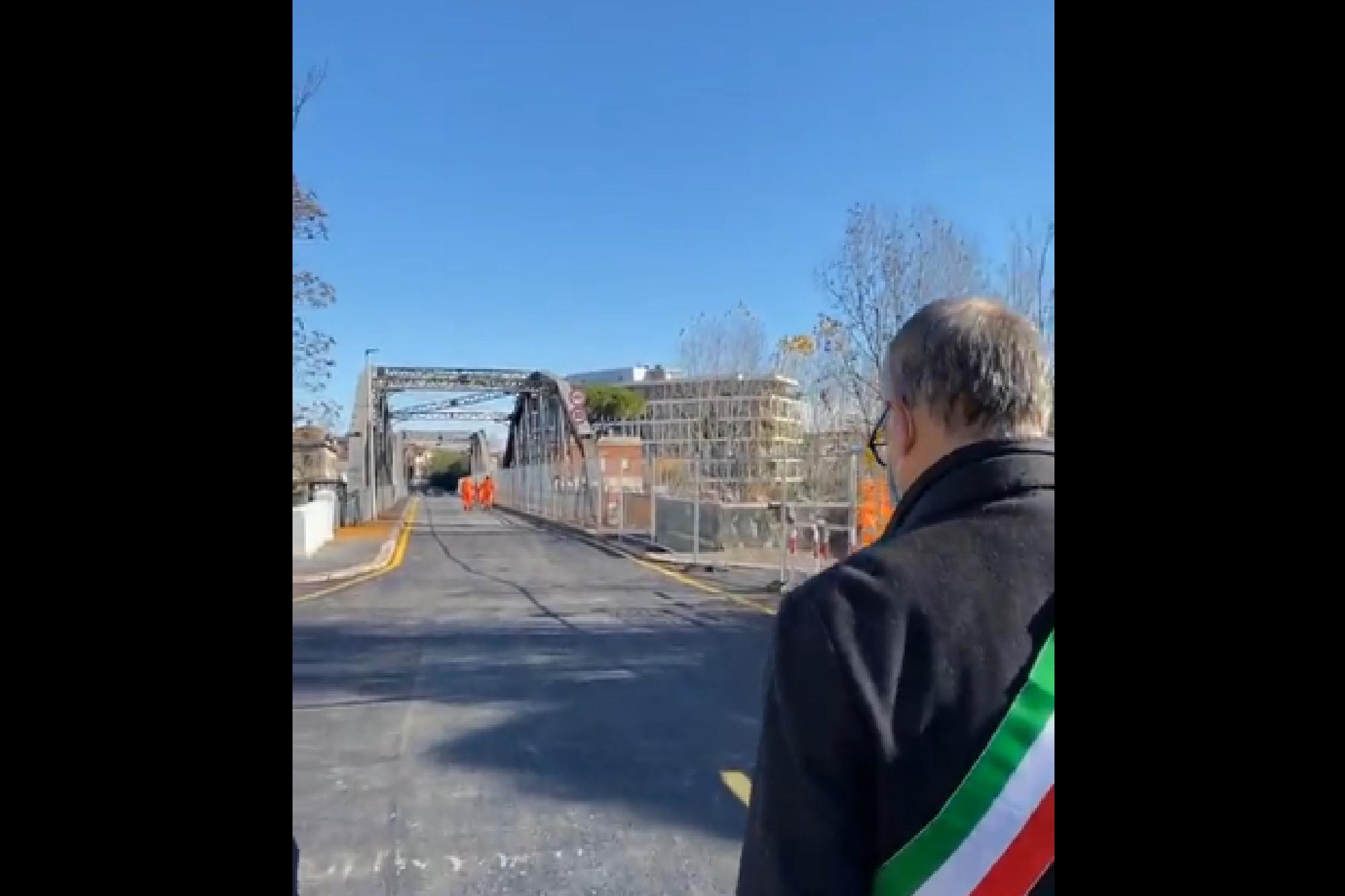 Roma, riapre il Ponte di Ferro a 70 giorni dall'incendio