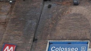 Roma, rissa davanti a metro Colosseo: accoltellato un 20enne