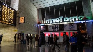 Roma, salgono su treno e lasciano in stazione figlia di 3 anni
