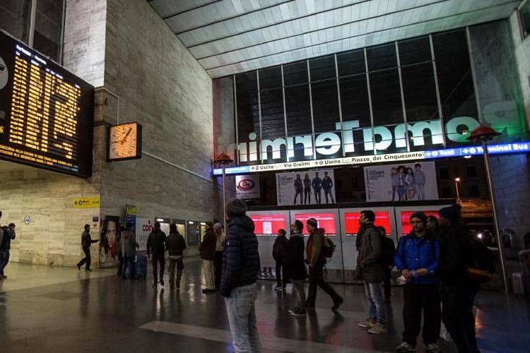 Roma, salgono su treno e lasciano in stazione figlia di 3 anni