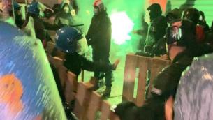 Roma, scontri durante sgombero circolo Casapound: due poliziotti feriti