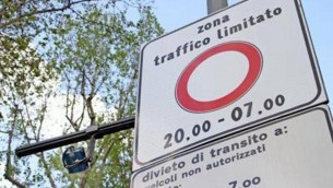 Roma, scoperti furbetti della Ztl: ecco come truccavano le targhe