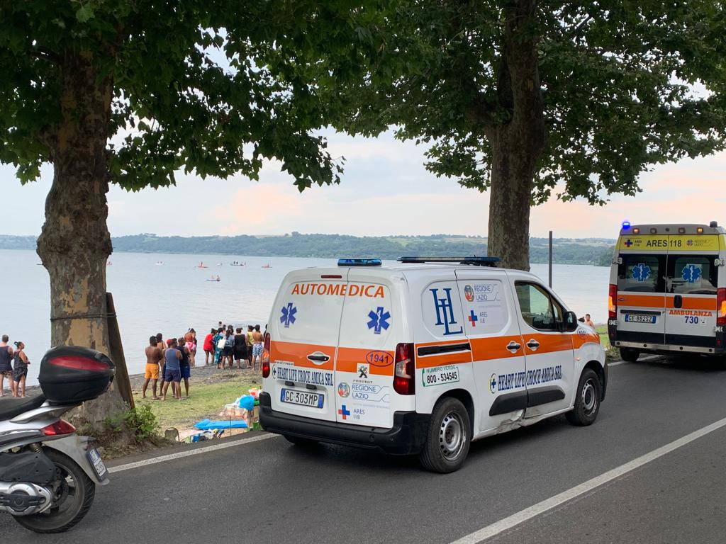 Roma, si tuffa da pedalò: disperso 19enne nel lago di Bracciano