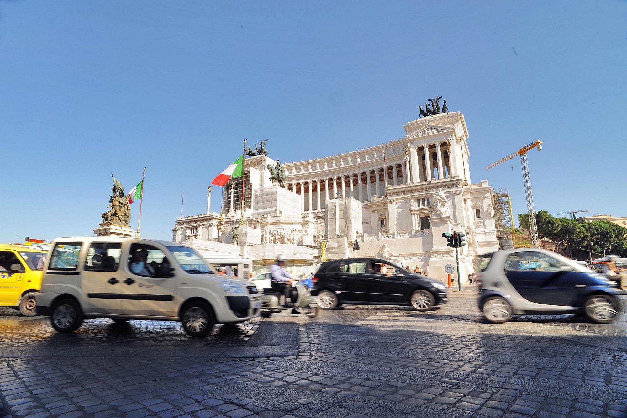 Roma, smottamento in cantiere Metro C in piazza Venezia: traffico deviato