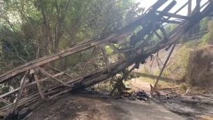 Roma, sotto il Ponte di ferro ancora fumo tra giacigli e stendipanni - Video