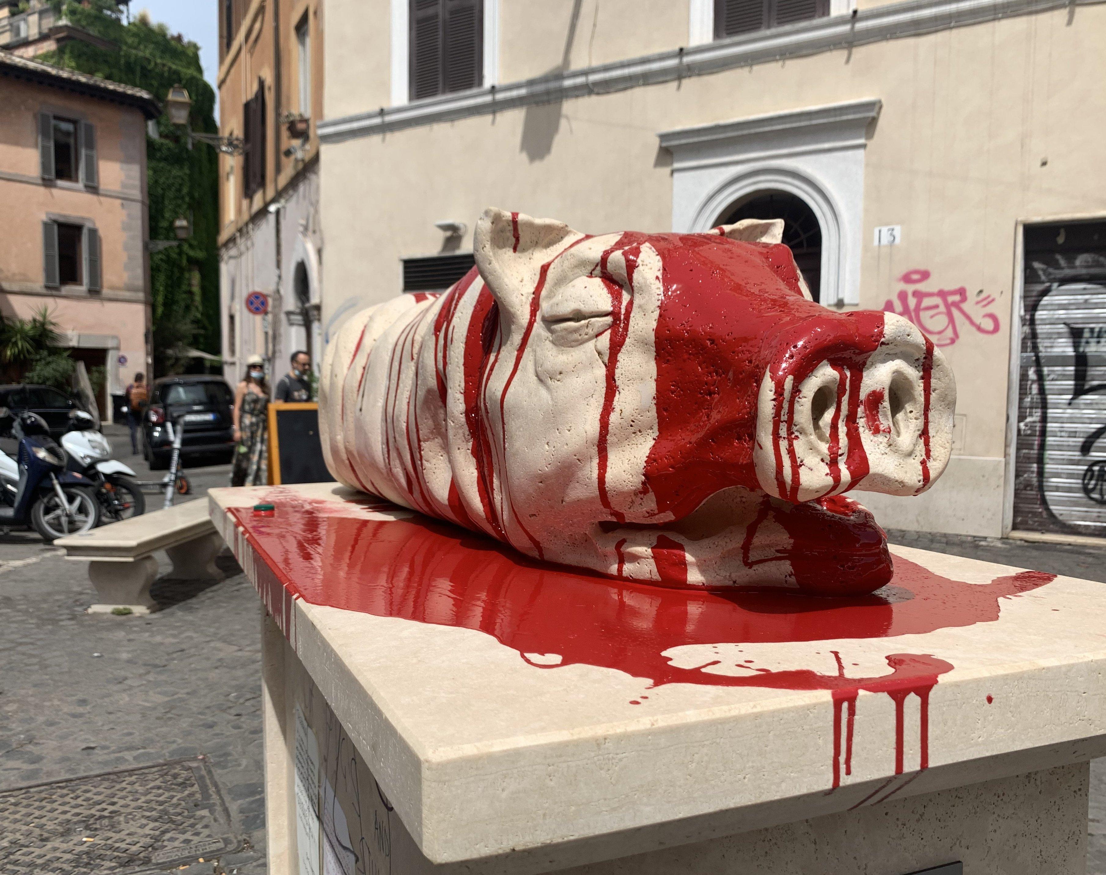 Roma, statua porchetta vandalizzata: verrà restaurata