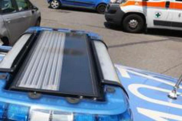 Roma, tenta di riparare antenna ma precipita da settimo piano