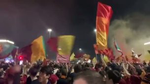 Roma vince Conference League, tifosi in festa - Video