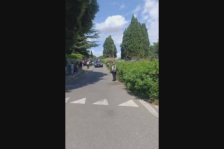 Romania, bandiere e caroselli fuori consolato Roma: anche i romeni d'Italia al voto - Video