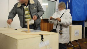 Romania di nuovo al voto, urne aperte per le presidenziali tra polemiche e incertezze