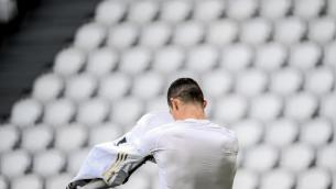 Ronaldo e la maglia della Juve gettata a terra