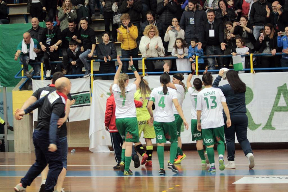La Royal Team Lamezia esulta dopo la vittoria