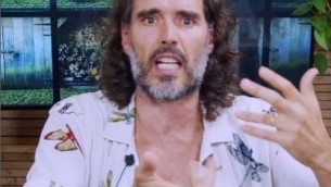 Russell Brand accusato di stupro e violenza sessuale, l'attore si difende - Video