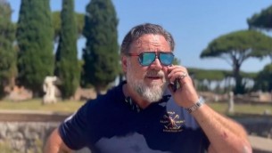 Russell Crowe a Ostia Antica, il 'Gladiatore' parla al telefono con Cicerone - Video