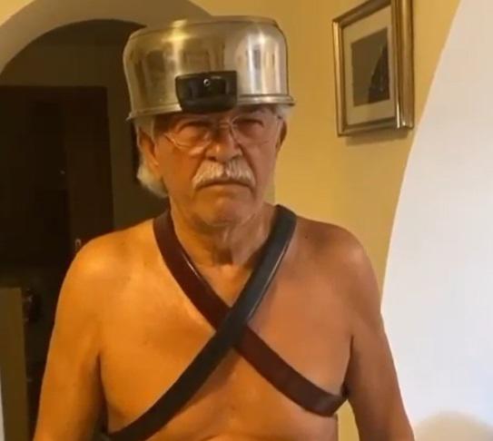 Russell Crowe a Sanremo, l'omaggio del gladiatore Razzi - Video