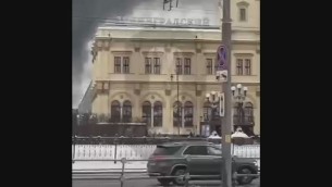 Russia, maxi incendio a Mosca: enorme nube nera - Video