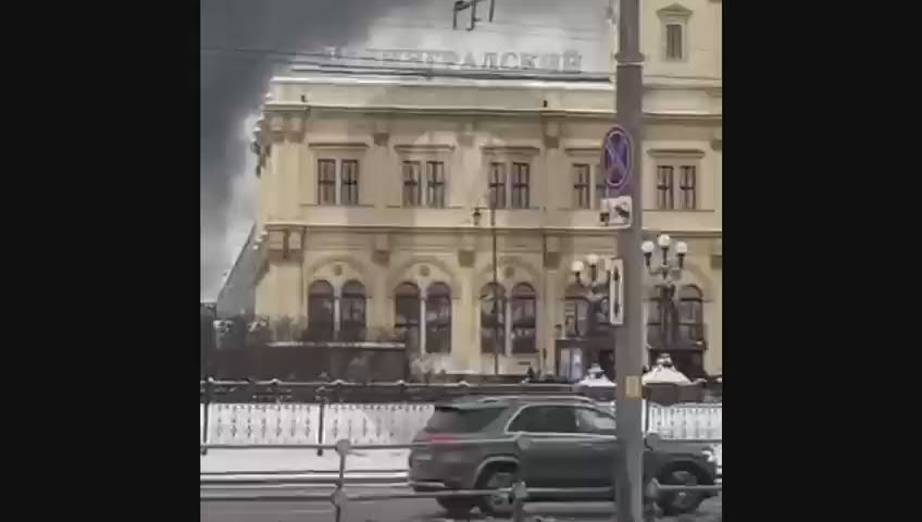 Russia, maxi incendio a Mosca: enorme nube nera - Video