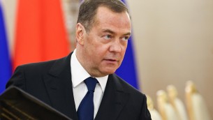 Russia, Medvedev: "Nostre armi faranno inabissare Gran Bretagna"