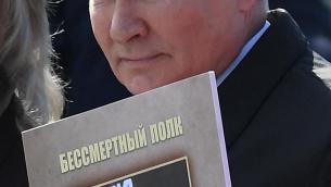 Russia, Putin a marcia 'Reggimento immortali' con foto del padre