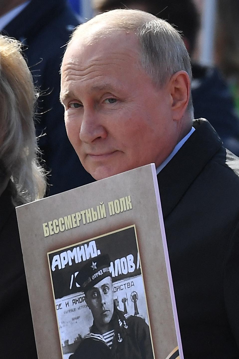 Russia, Putin a marcia 'Reggimento immortali' con foto del padre