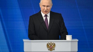 Russia, Putin avverte l'Occidente: "Abbiamo armi per colpirvi"