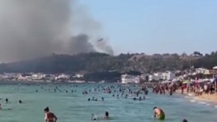 Salento, incendio sulla costa: a Gallipoli evacuati residenti e bagnanti