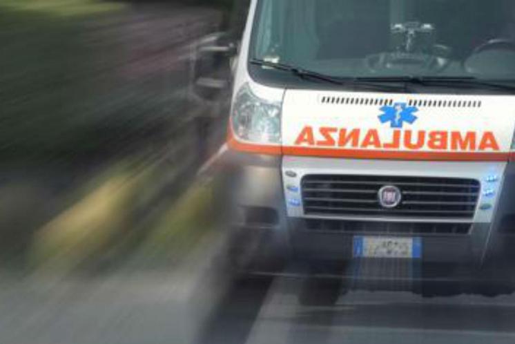 Salerno, accoltella la moglie e tenta suicidio: è grave
