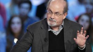 Salman Rushdie, aggressore compare in giudizio e si dichiara non colpevole