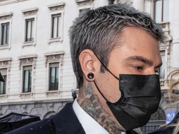Salmo, in migliaia a concerto a Olbia: Fedez lo attacca sui social