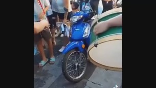 Salti dal ponte e scooter impazziti, le follie della festa Argentina - Video