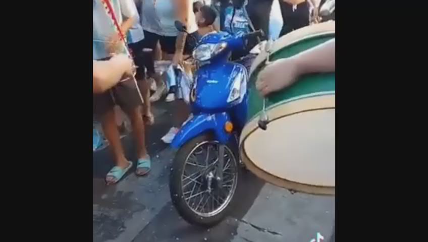 Salti dal ponte e scooter impazziti, le follie della festa Argentina - Video