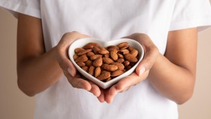 Salute: studi, spuntini di mandorle migliorano la dieta e aiutano a perdere peso