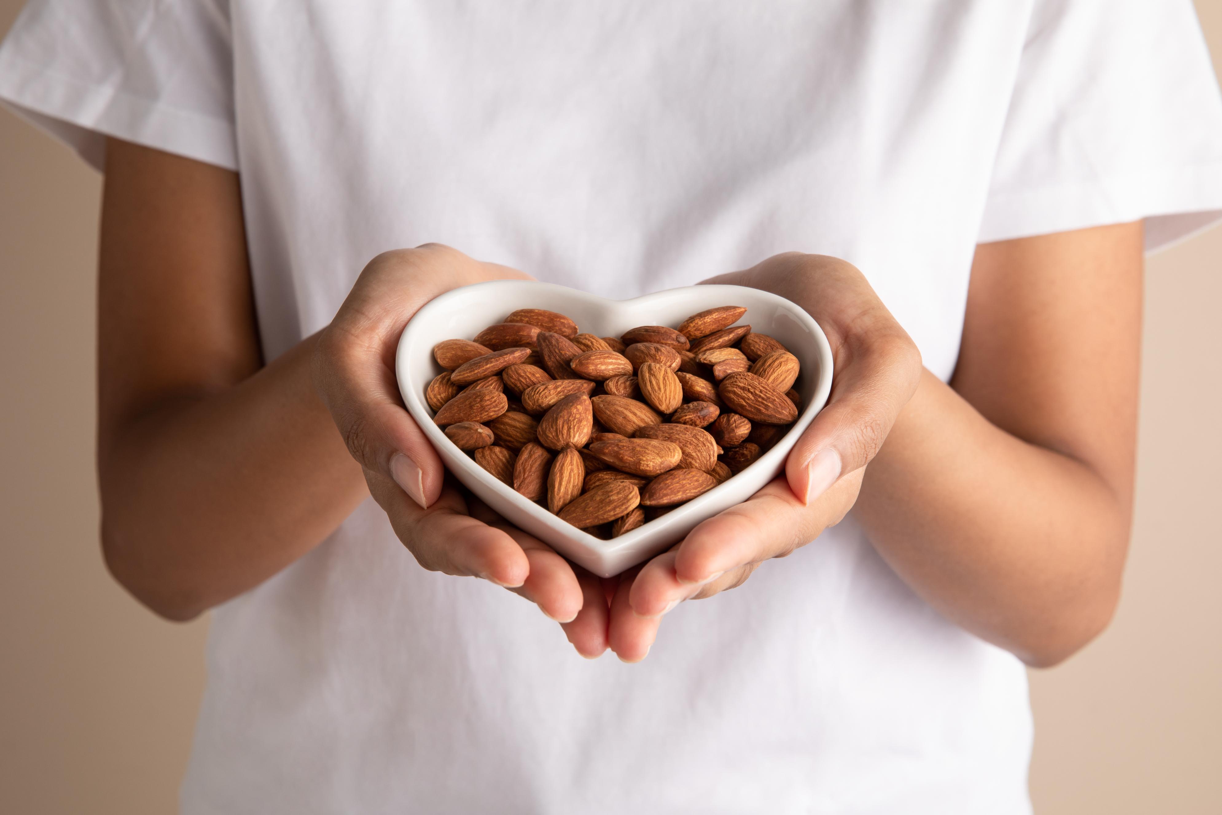 Salute: studi, spuntini di mandorle migliorano la dieta e aiutano a perdere peso