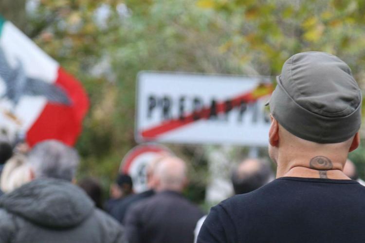 Saluto romano e ostentazione simboli fascisti a Predappio: 8 indagati