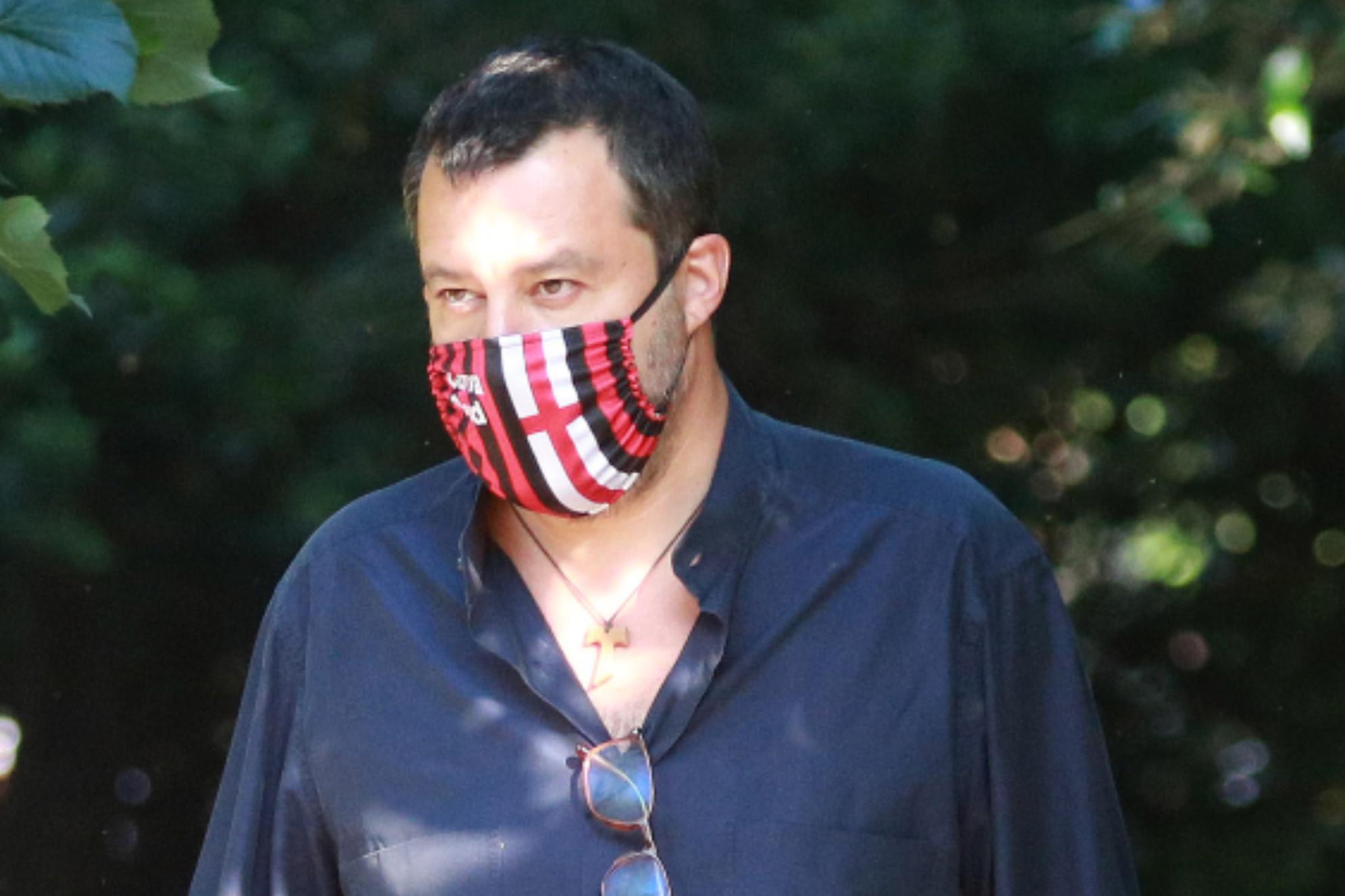 Salvini al santuario di Fatima: "Testimonio mia fede anche con le opere"