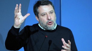 Salvini contro il kit di sopravvivenza Ue: "L'emergenza da fermare è l'invasione islamica"