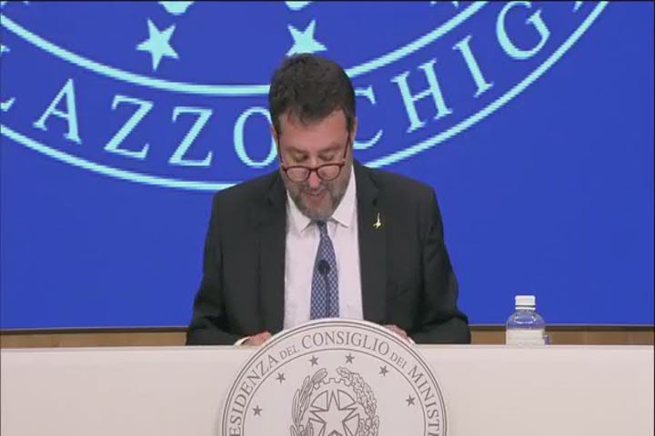Salvini: "Se ti stronchi di canne e guidi, ti tolgo la patente" - Video