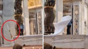 San Pietro, sale sull'altare e lancia candelabri