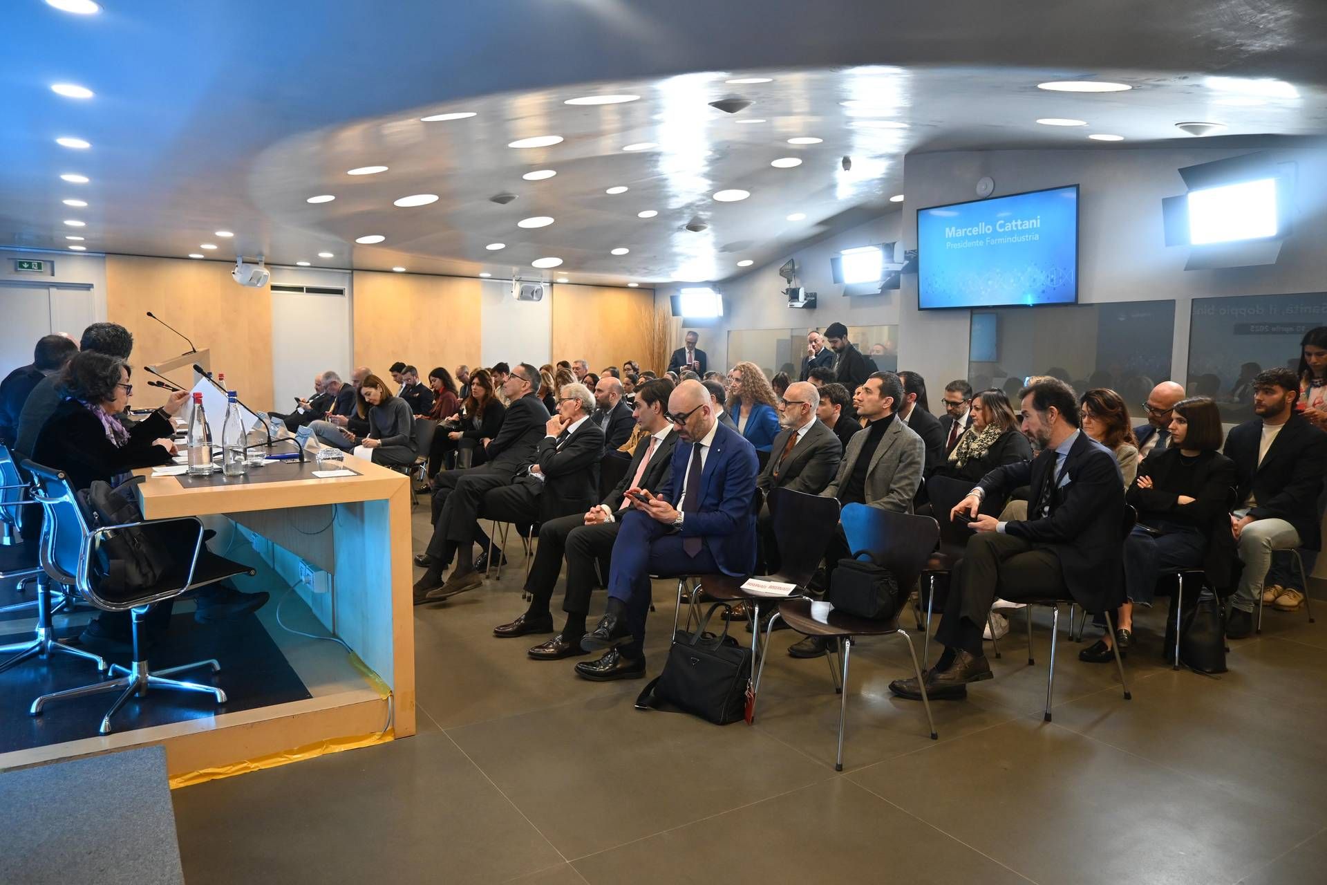 Sanità, gli italiani si fidano ancora del SSN ma sono costretti al privato dalle liste d'attesa