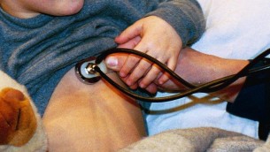 Sanità, pediatri: "Arriva triade influenza-Rsv-Covid, come proteggere bimbi"