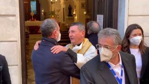 Sanremo 2022, Amadeus in chiesa: l'abbraccio col parroco - Video