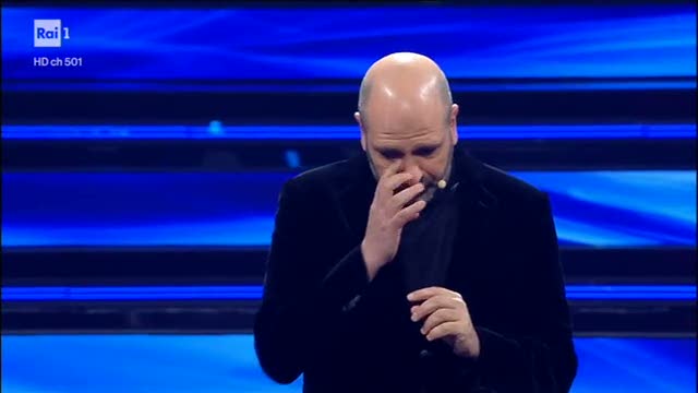 Sanremo 2022, Checco Zalone piange: "Mi sento un Maneskin..