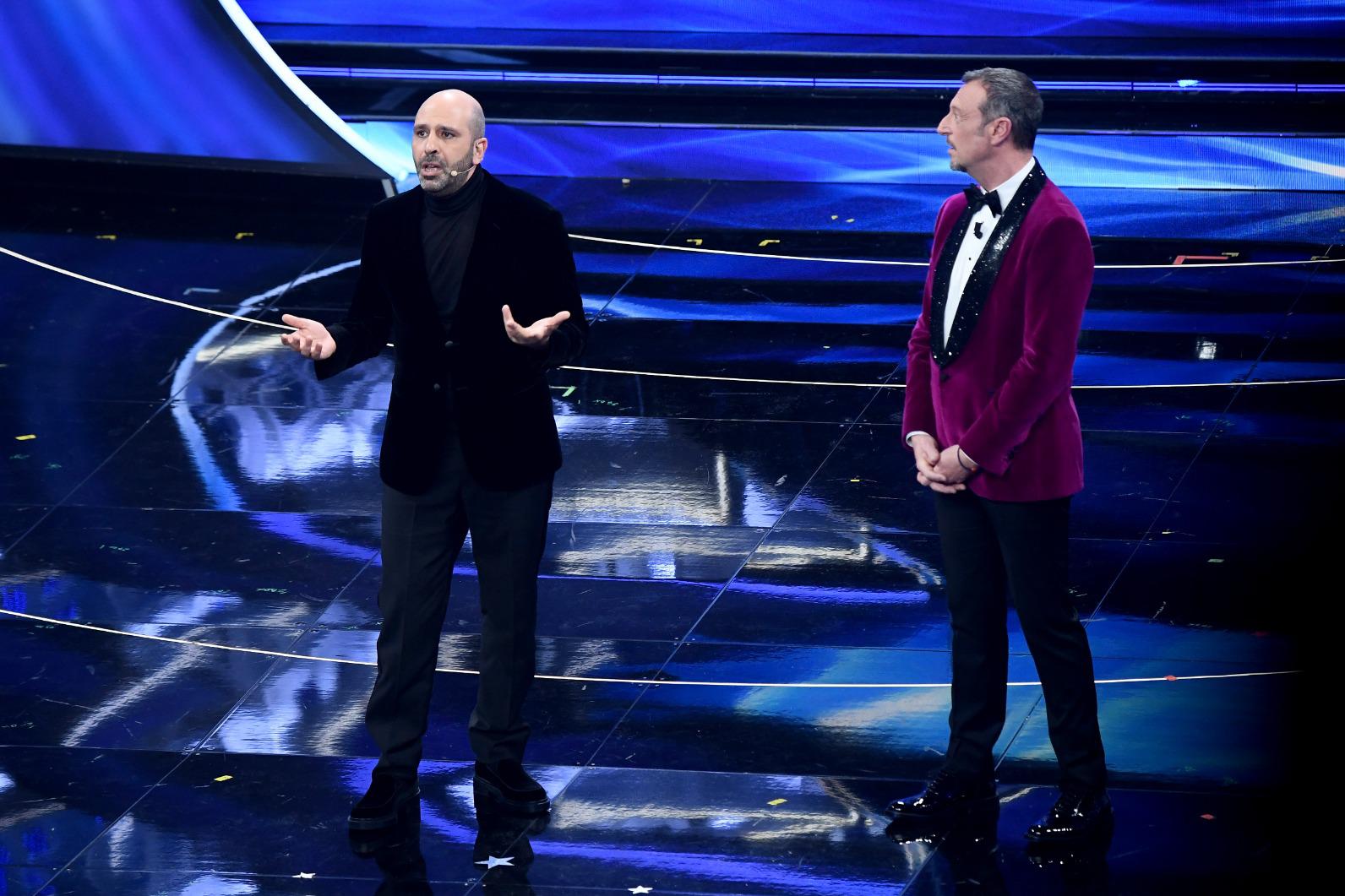 Sanremo 2022, Checco Zalone re della seconda serata